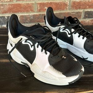 Black white Paul George Nike Basketball Sneakers 8.5 men’s